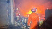 Tiga Rumah dan Lima Motor Warga di Tanjung Uban Hangus Terbakar.
