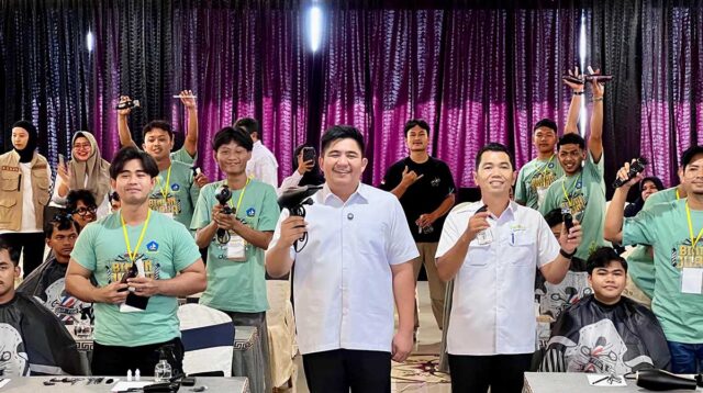 Terus Lahirkan Wirausaha Muda, Bupati Roby Buka Pelatihan Keahlian Barber