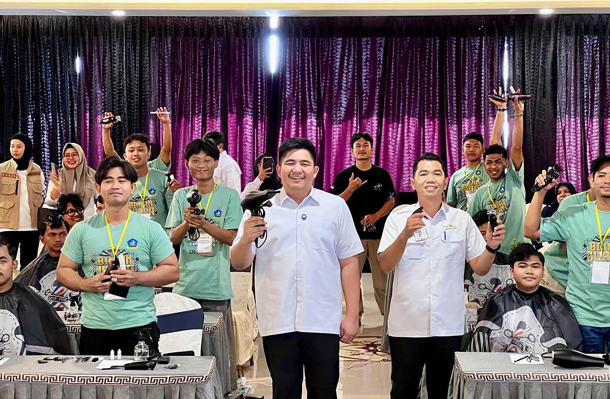 Terus Lahirkan Wirausaha Muda, Bupati Roby Buka Pelatihan Keahlian Barber