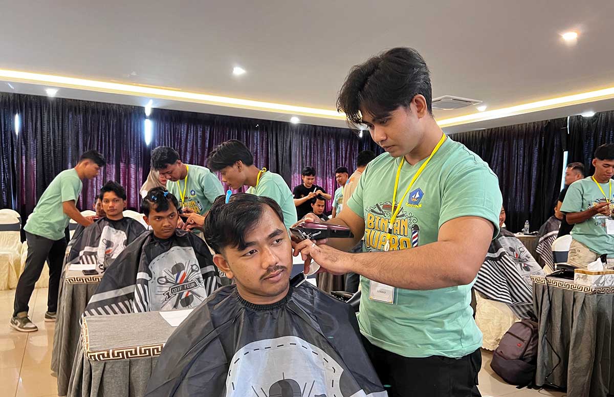 Terus Lahirkan Wirausaha Muda, Bupati Roby Buka Pelatihan Keahlian Barber