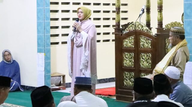Safari Ramadan Bintan Berlanjut, Wabup Debby Serahkan Rumah Layak Huni di Gunung Kijang