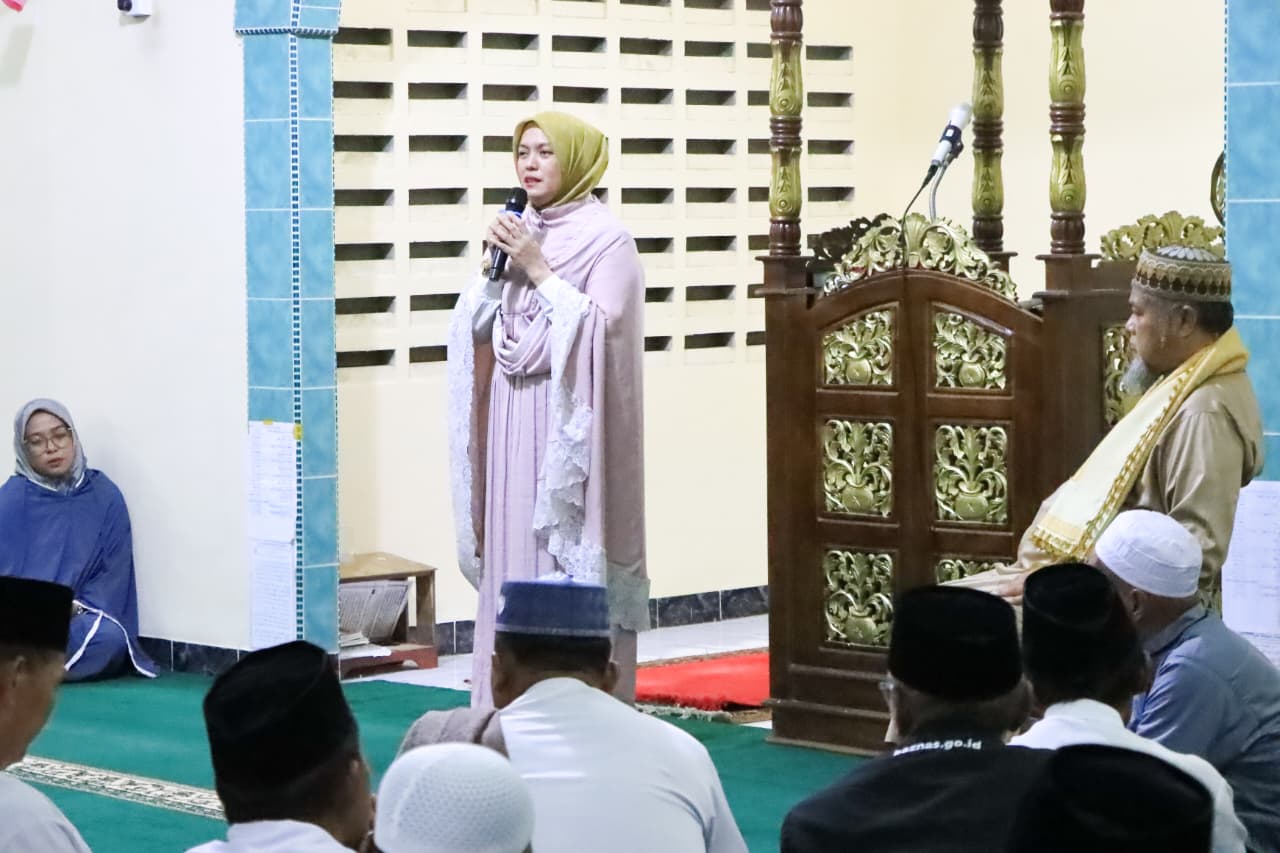 Safari Ramadan Bintan Berlanjut, Wabup Debby Serahkan Rumah Layak Huni di Gunung Kijang