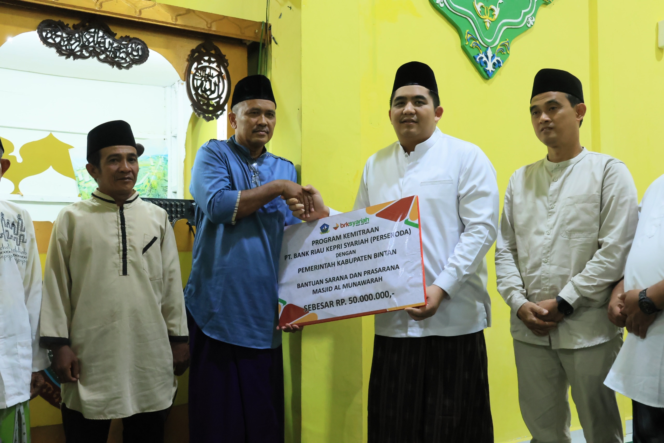 Safari Ramadan ke-4, Bupati Bintan Salurkan Bantuan Rp50 Juta untuk Masjid Al Munawwaroh
