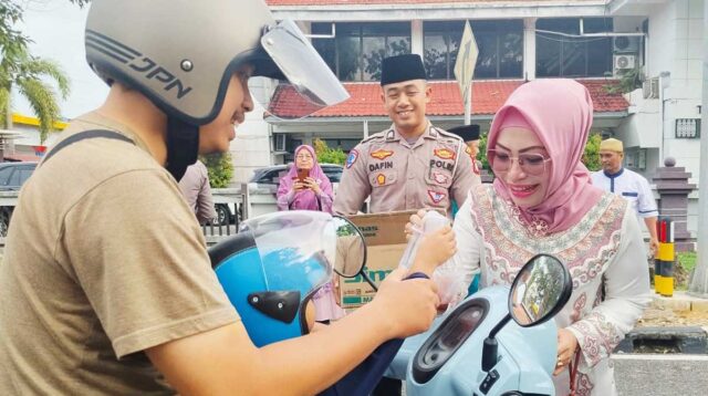 Pererat Silaturahmi, Kepala UPTD Samsat Tanjungpinang Bersama Polisi dan Jasa Raharja Bagikan Takjil ke Masyarakat