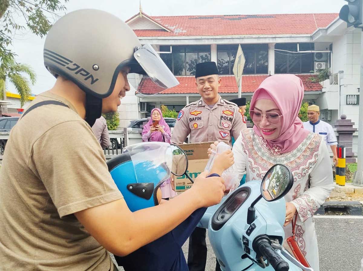 Pererat Silaturahmi, Kepala UPTD Samsat Tanjungpinang Bersama Polisi dan Jasa Raharja Bagikan Takjil ke Masyarakat