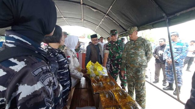 Bazar Ramadan TNI di Tanjungpinang Diserbu Warga, Rp10 Ribu Dapat 3 Sembako