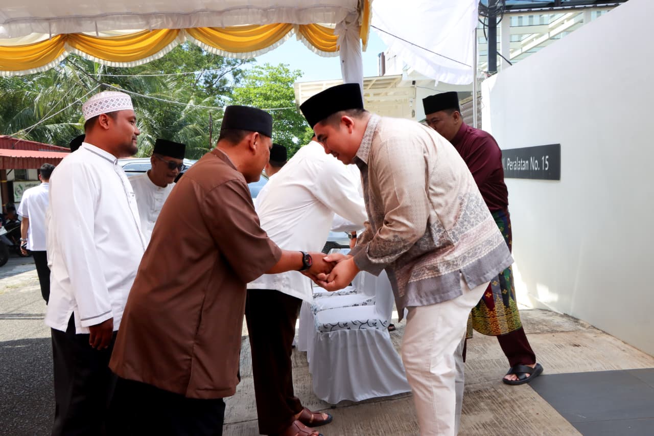 Hari Kedua Idulfitri, Rumah Bupati Bintan Dipadati Masyarakat