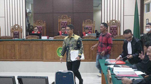 Sidang Korupsi Sporadik Desa Sugie, Hakim Cecar Bupati Karimun soal Sanksi Administratif