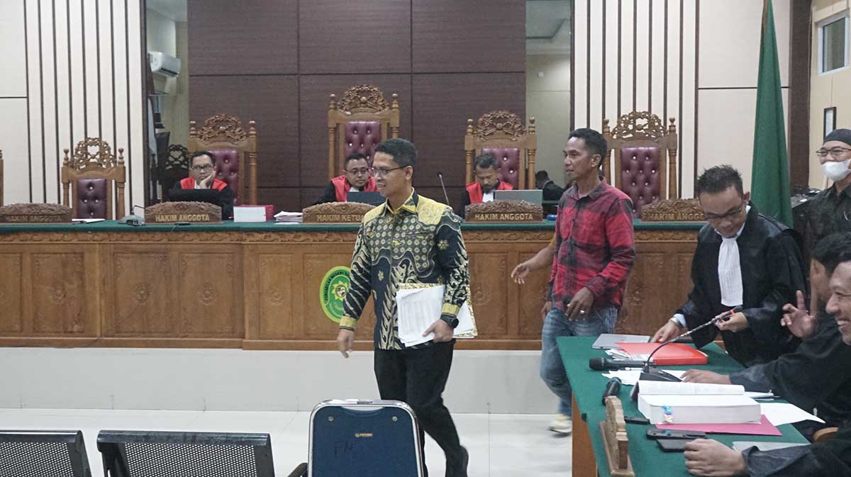 Sidang Korupsi Sporadik Desa Sugie, Hakim Cecar Bupati Karimun soal Sanksi Administratif