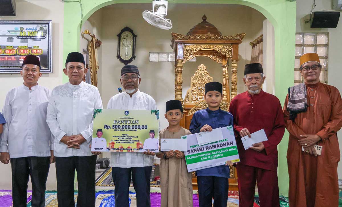Safari Ramadan di Tanjungpinang, Gubernur Ansar Serahkan Bantuan Rp500 Juta