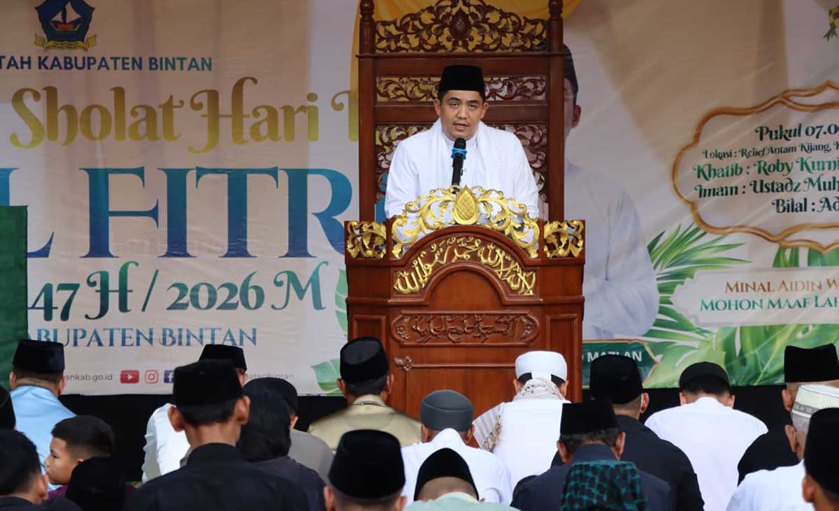 Jadi Khatib Salat Idulfitri, Bupati Roby Tekankan Makna Kemenangan Sejati