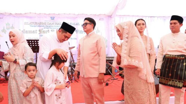 Usai Salat Idulfitri, Warga Bintan Padati Rumah Wabup Deby Maryanti