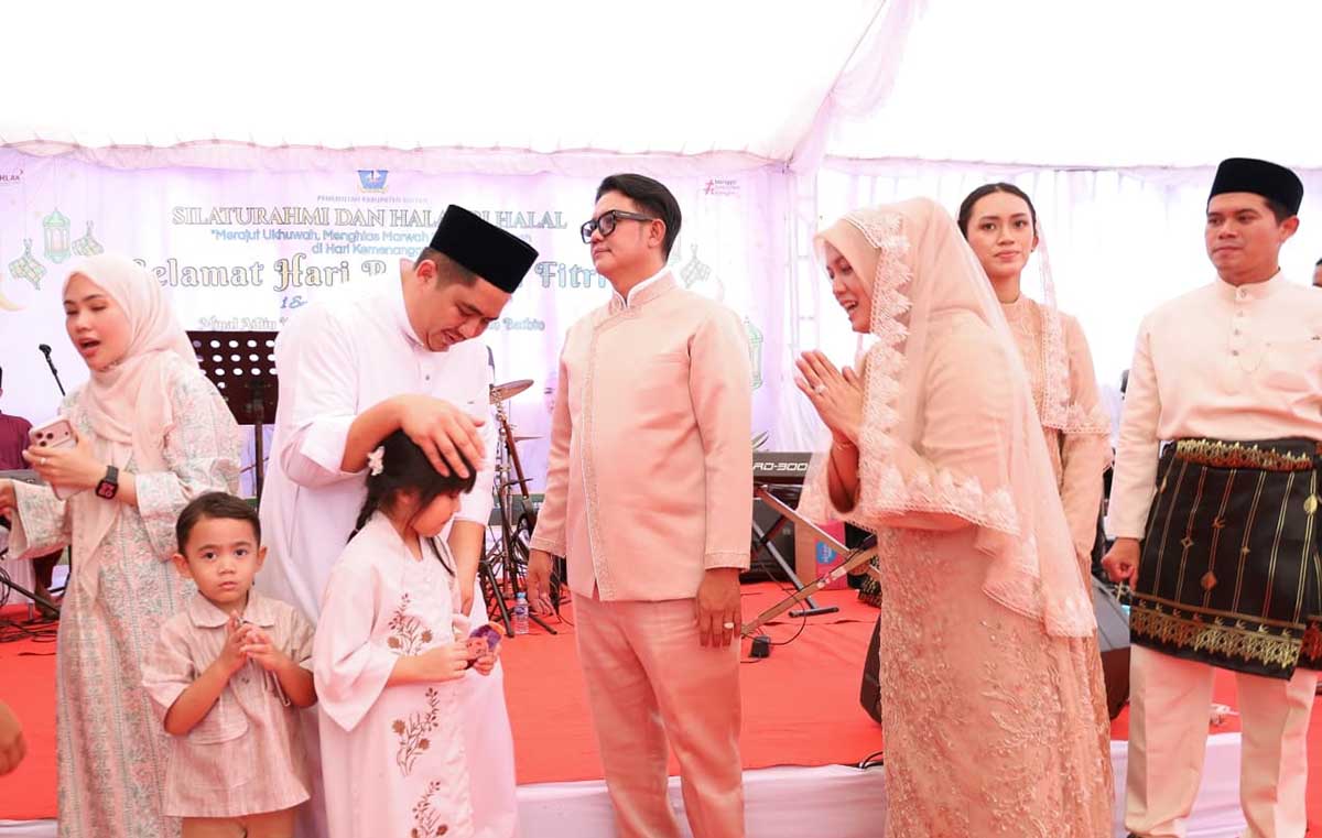 Usai Salat Idulfitri, Warga Bintan Padati Rumah Wabup Deby Maryanti