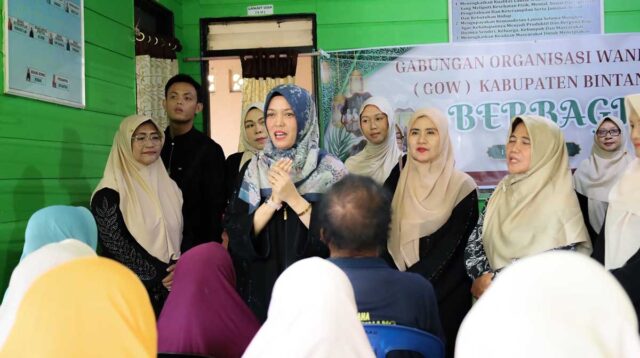 Wabup Deby Kunjungi Lansia di Kijang, Salurkan Bantuan Sembako