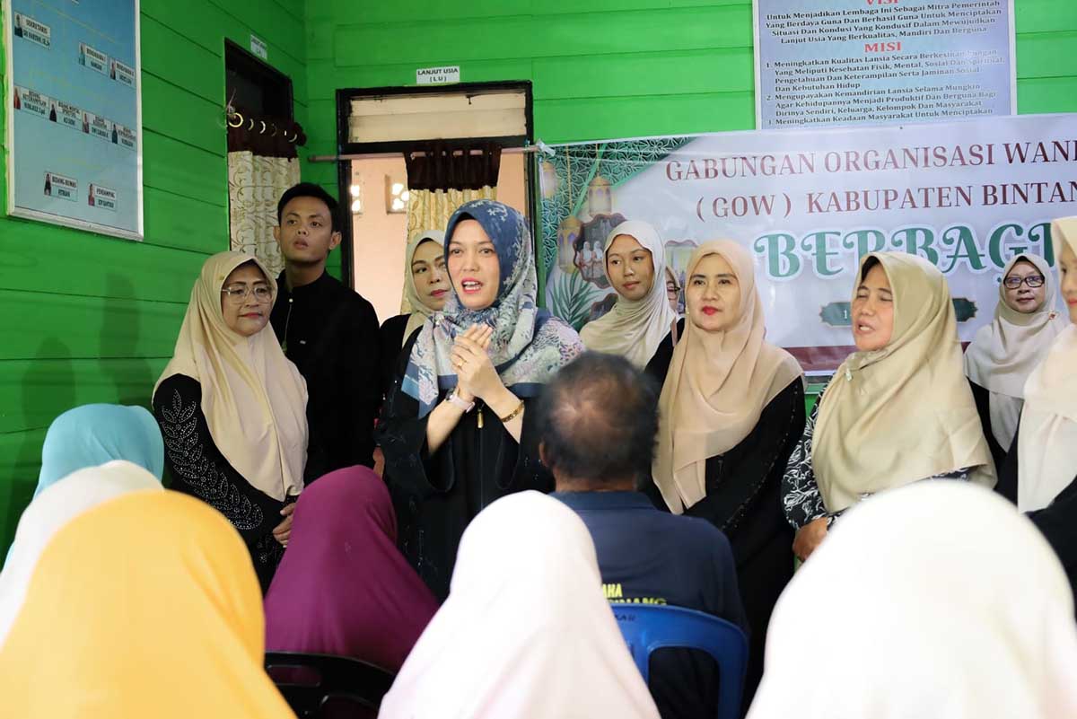 Wabup Deby Kunjungi Lansia di Kijang, Salurkan Bantuan Sembako