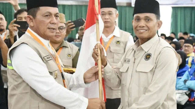 Lepas Calon Jemaah Haji Kloter Pertama, Gubernur Ansar Ingatkan Jemaah soal Kesehatan dan Kebersamaan