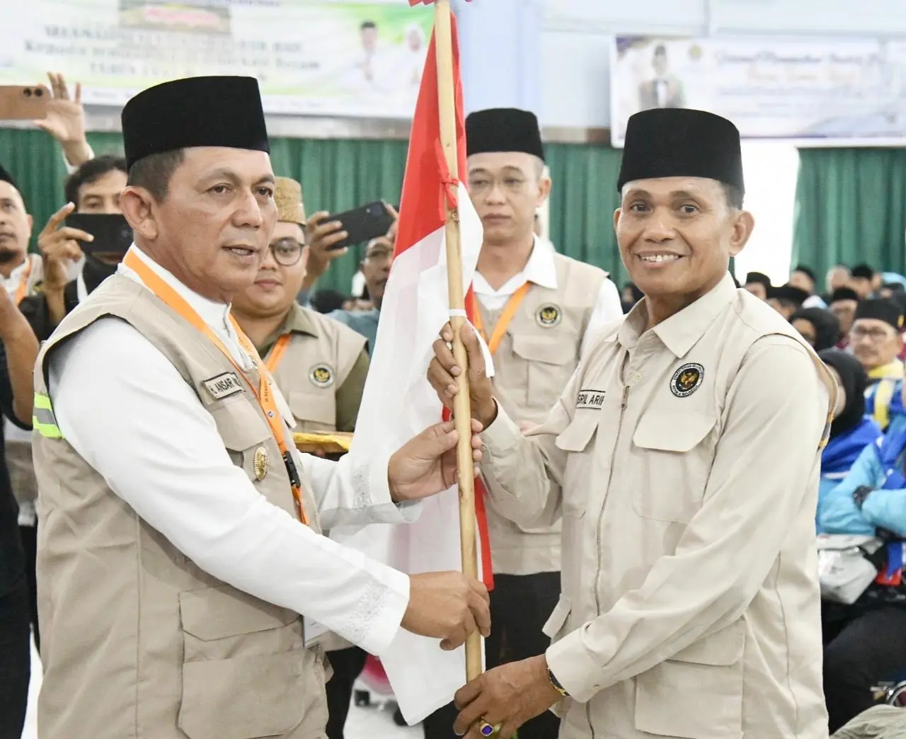 Lepas Calon Jemaah Haji Kloter Pertama, Gubernur Ansar Ingatkan Jemaah soal Kesehatan dan Kebersamaan