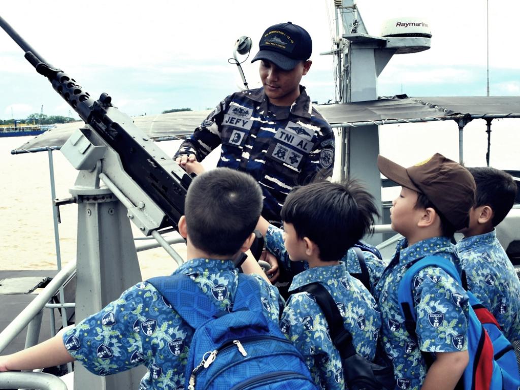 Belajar di Kapal TNI AL, Siswa SD Kanaan Kenal Dunia Maritim
