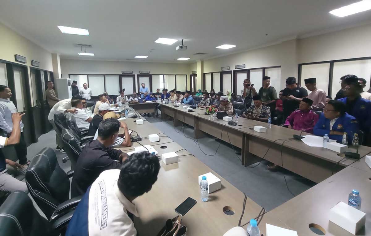 Warga Numbing Sampaikan Aspirasi ke DPRD Kepri Terkait Proyek Sedimentasi Pasir Laut