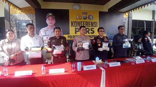 Sepatu dan Pakaian Jadi Tempat Sembunyi Narkoba, 2,7 Kg Sabu dan Ribuan Ekstasi Ditemukan