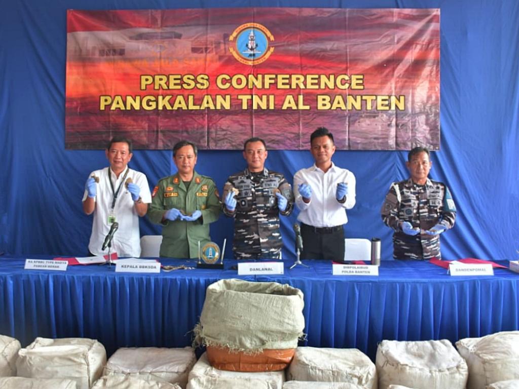 TNI AL Temukan 26 Kardus Sisik Trenggiling di Kapal Asing