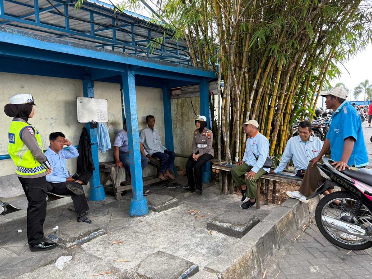 Polisi Edukasi Tukang Ojek di Pelabuhan Sri Bintan Pura Tanjungpinang, Ini Pesannya