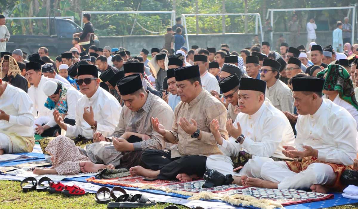 Bupati Roby Salat Iduladha Bareng Warga Toapaya, Bintan Dapat Sapi Kurban Presiden