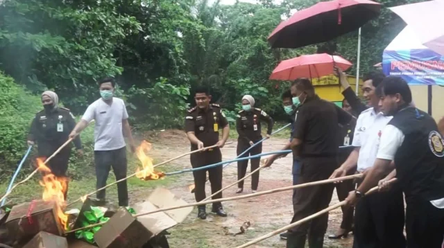 Kejari Tanjungpinang Musnahkan Ribuan Produk Ilegal, Dari Obat hingga Suplemen Tanpa Izin Edar
