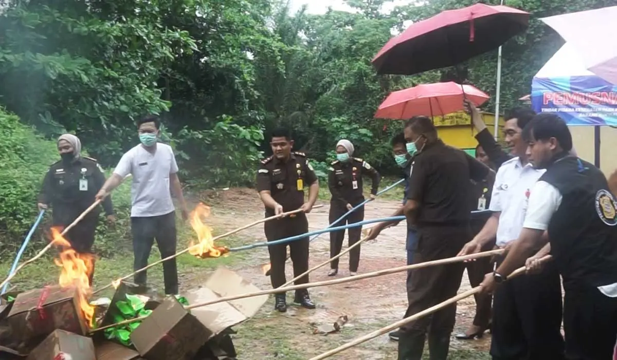 Kejari Tanjungpinang Musnahkan Ribuan Produk Ilegal, Dari Obat hingga Suplemen Tanpa Izin Edar