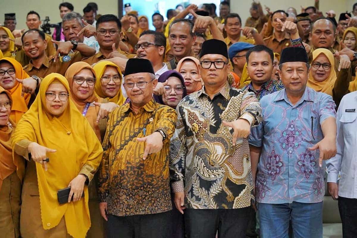 Mendikdasmen Abdul Mu’ti Serahkan Bantuan Revitalisasi Sekolah di Batam