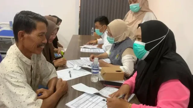 Ratusan Warga Ikut Cek Kesehatan Gratis dan Terima Sembako dari Imigrasi Tanjungpinang