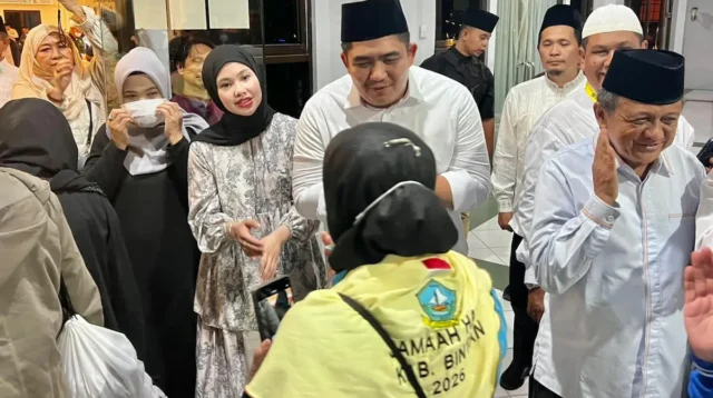 Haru dan Bahagia, Bupati Roby Sambut Kepulangan Jemaah Haji Bintan di Asrama Haji Batam