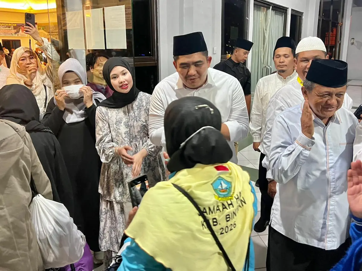 Haru dan Bahagia, Bupati Roby Sambut Kepulangan Jemaah Haji Bintan di Asrama Haji Batam