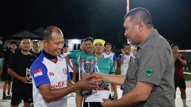 Wabup Karimun Serahkan Piala kepada Juara Liga Takraw 2026