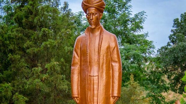 Patung Raja Ali Haji Berdiri di Taman Budaya Dunia Turkmenistan