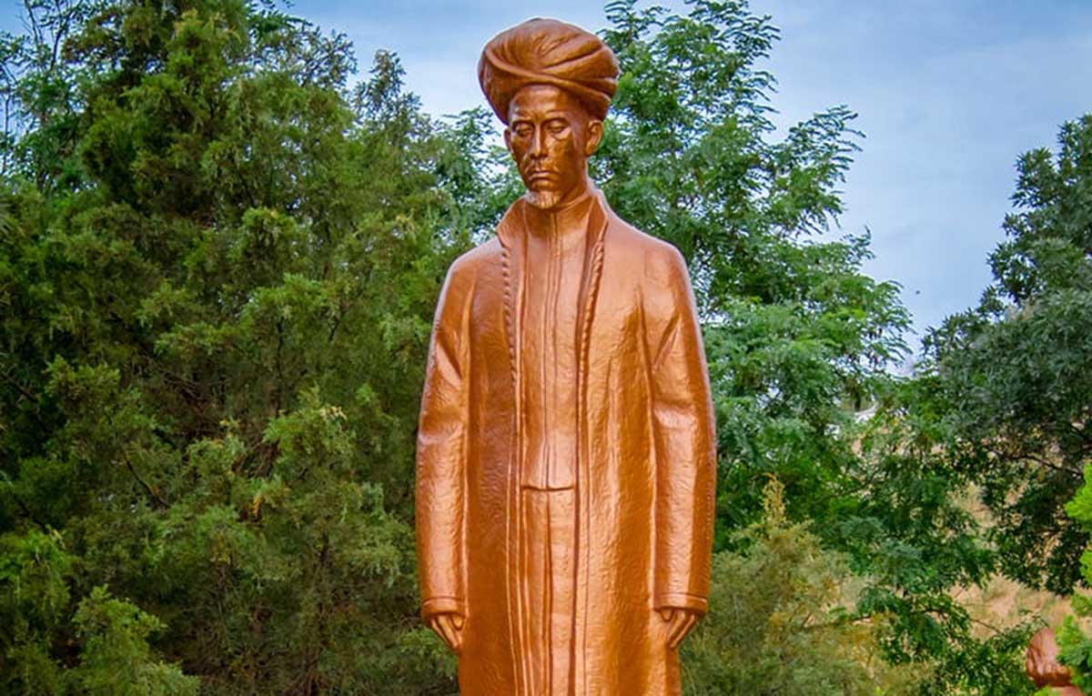 Patung Raja Ali Haji Berdiri di Taman Budaya Dunia Turkmenistan