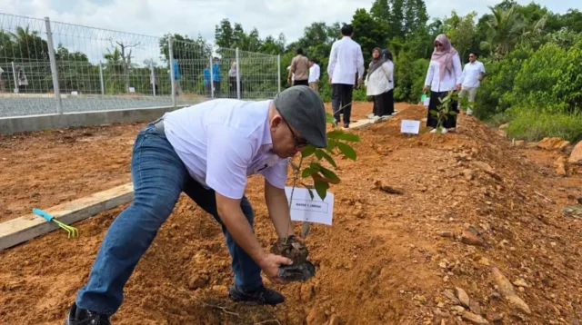 Peringati Hari Lingkungan Hidup Sedunia 2026, UMRAH Tanam Ratusan Pohon di Kampus Dompak