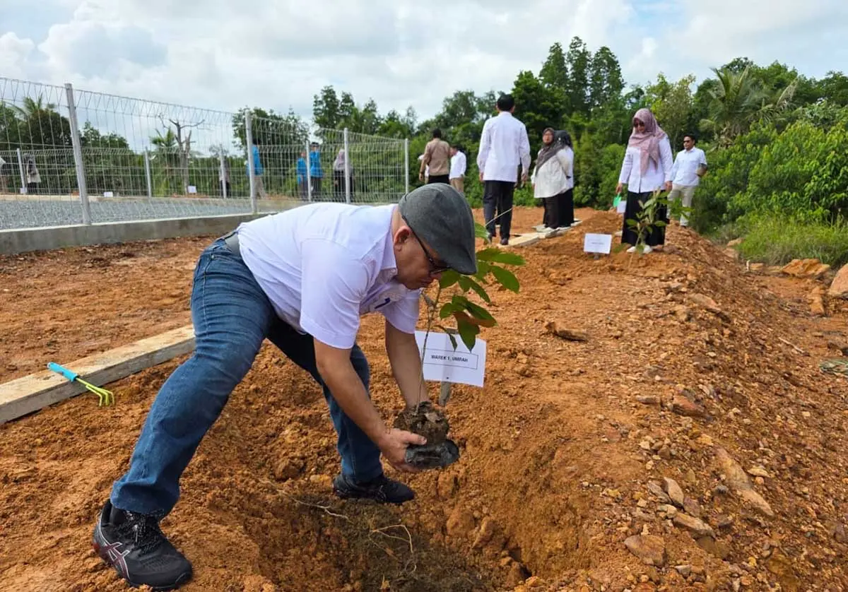 Peringati Hari Lingkungan Hidup Sedunia 2026, UMRAH Tanam Ratusan Pohon di Kampus Dompak