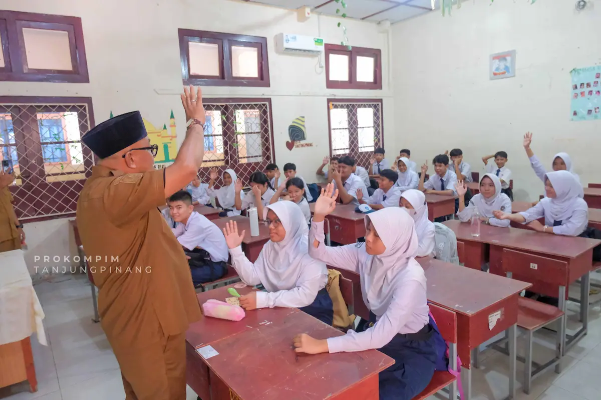 Hari Pertama Sekolah di Tanjungpinang, Lis Apresiasi Gerakan Ayah Mengantar Anak