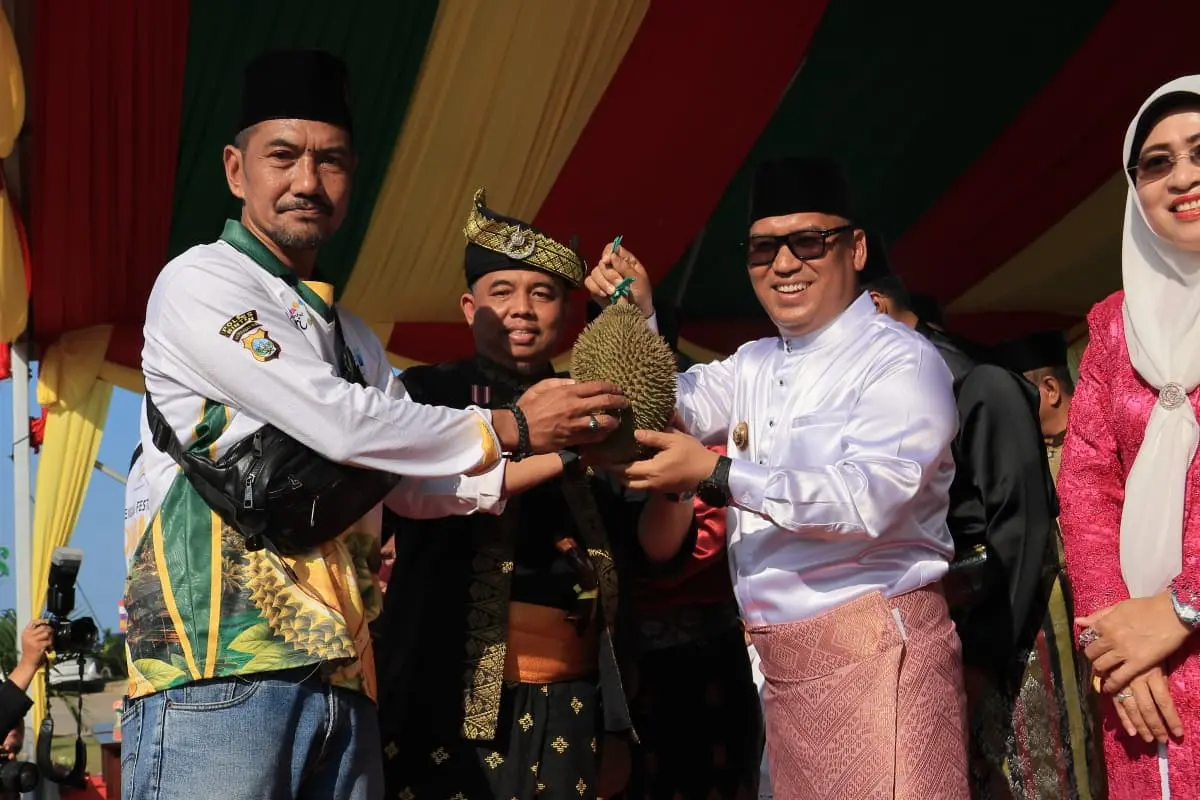 Kafilah Bintan Tampil Mencuri Perhatian di Pawai Ta'aruf MTQ XII Kepri, Bawa Durian hingga Replika Anak Mengaji