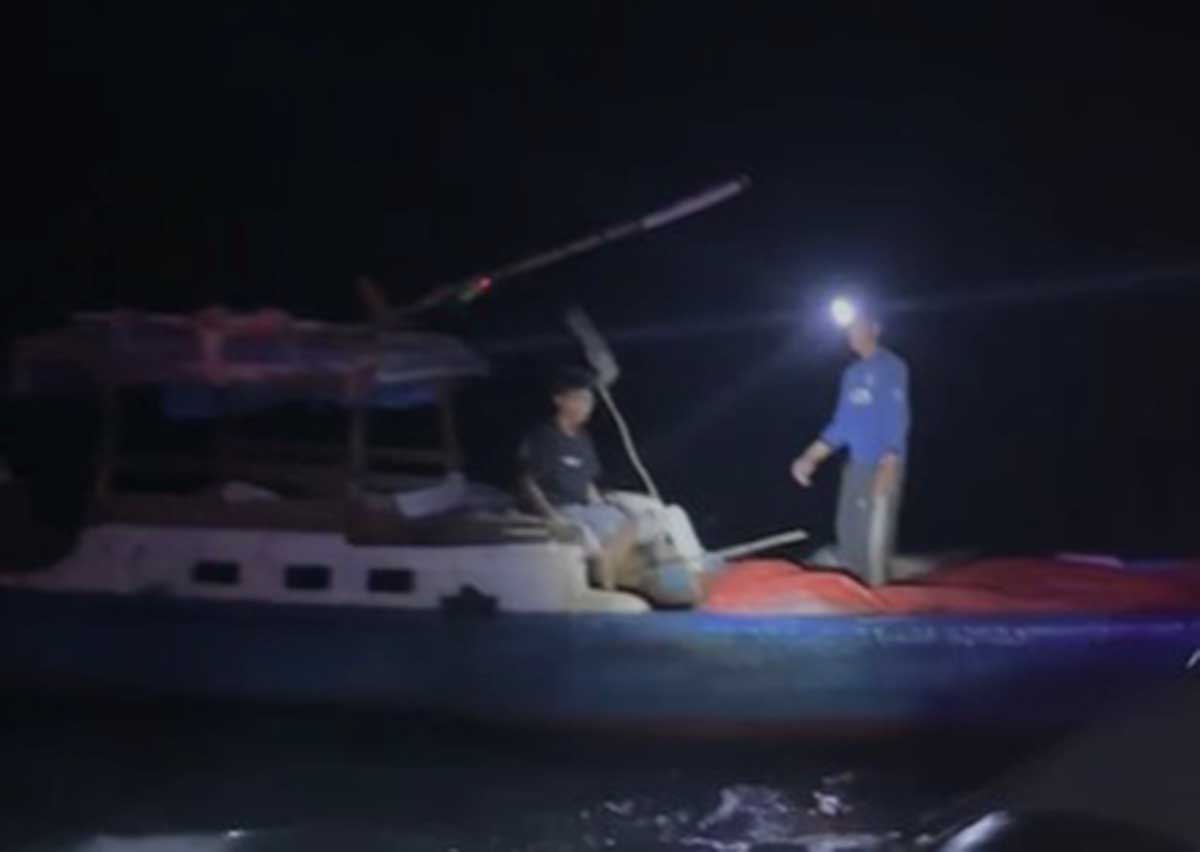 Mesin Longboat Mati di Perairan Perbatasan Karimun-Malaysia, Dua Nelayan Dievakuasi Tim SAR