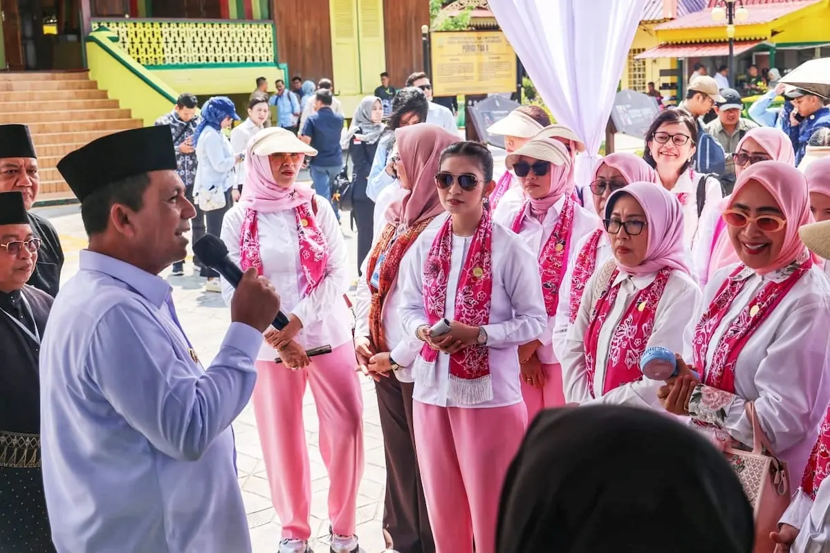 Selvi Gibran Kunjungi Pulau Penyengat, Ziarah hingga Serahkan Bantuan untuk Siswa SDN 009