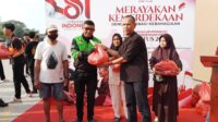 HUT RI ke-81, First Club Salurkan 1.000 Paket Sembako kepada Warga dan Ojol