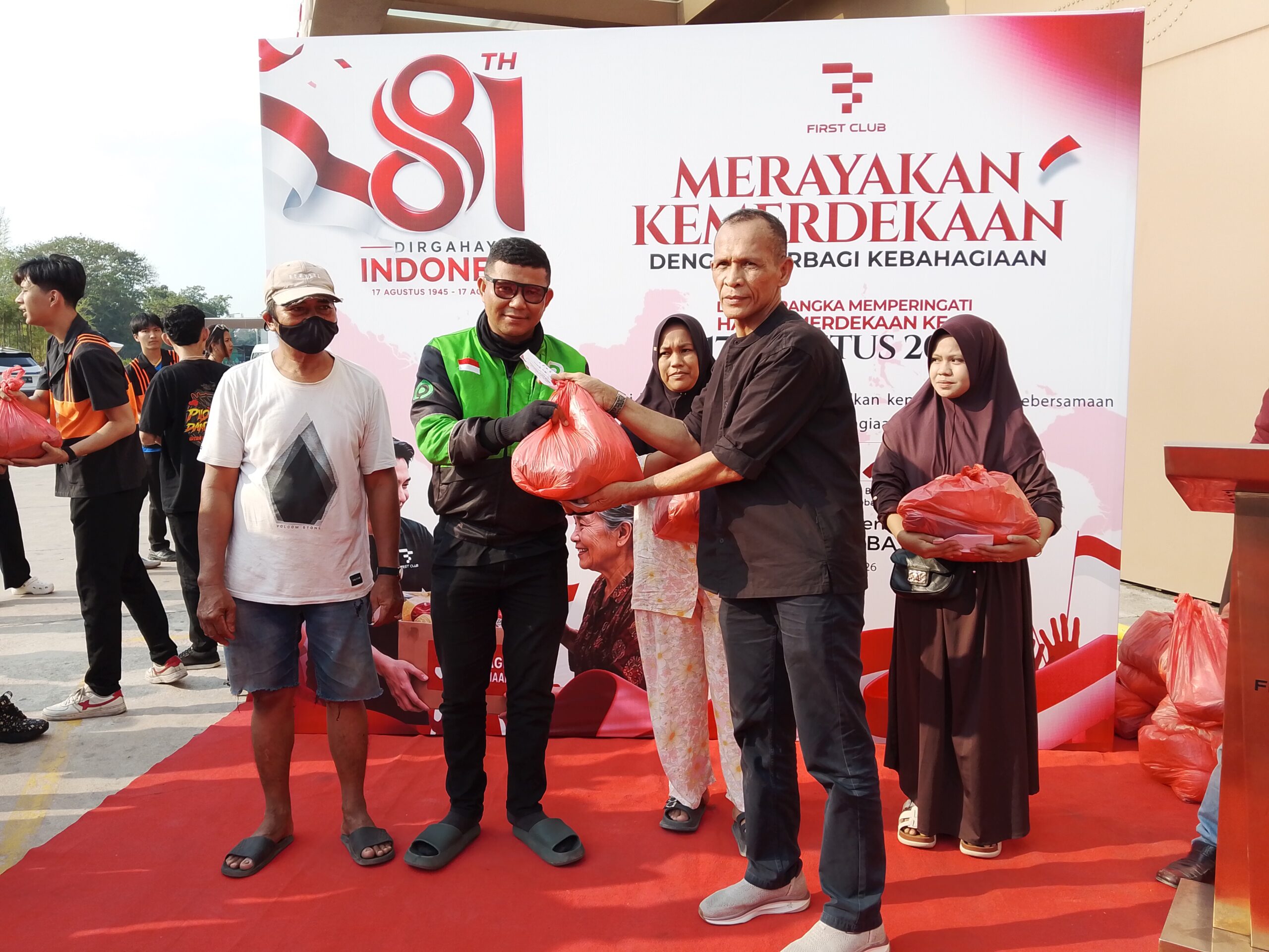 HUT RI ke-81, First Club Salurkan 1.000 Paket Sembako kepada Warga dan Ojol