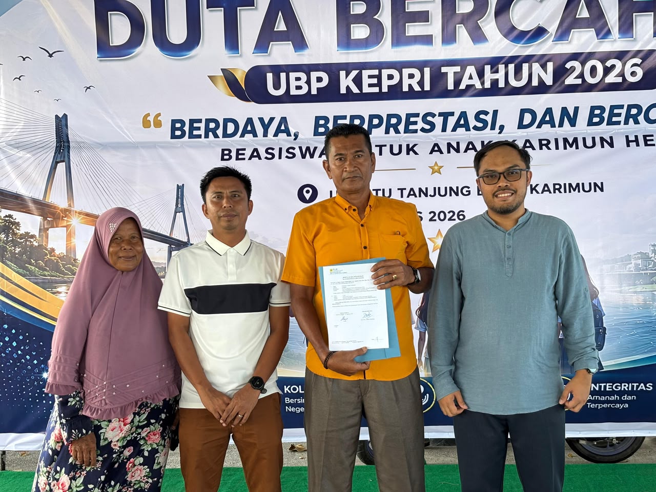 Area Sandar Gelap, PLN Indonesia Power Pasang 4 Lampu untuk Nelayan Kampung Ranggam