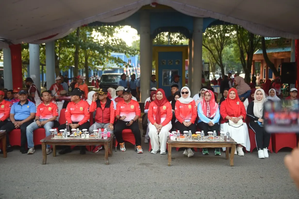 Dewi Ansar Lepas Gerak Jalan Proklamasi Putri 8 Km di Tanjungpinang