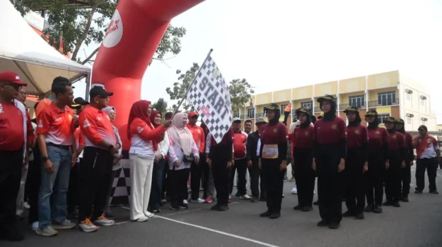 Dewi Ansar Lepas Gerak Jalan Proklamasi Putri 8 Km di Tanjungpinang