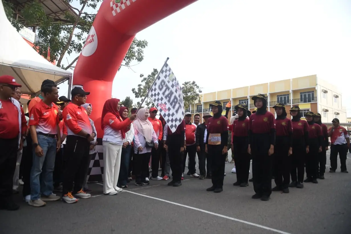 Dewi Ansar Lepas Gerak Jalan Proklamasi Putri 8 Km di Tanjungpinang