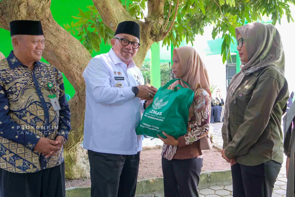 125 Mualaf dan Kaum Dhuafa di Tanjungpinang Terima Bantuan Sembako dari Baznas