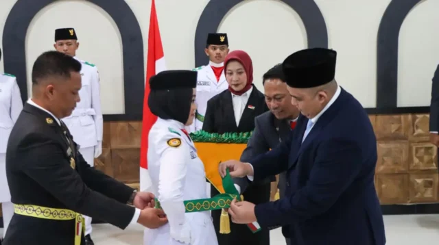 Jelang HUT RI, 33 Paskibraka Bintan Resmi Dikukuhkan Bupati Roby